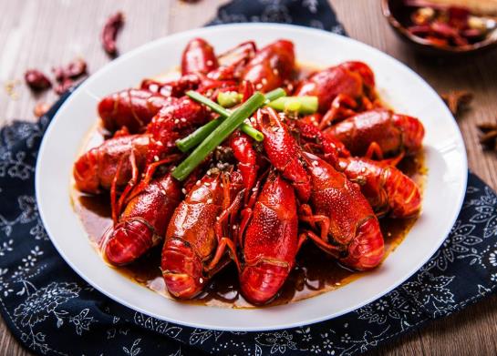 小龍蝦是活著刷還是死了刷?小龍蝦可以放在火鍋里吃嗎?