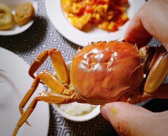 蒸螃蟹掉腿怎么辦?螃蟹買的時候活著回來就死了還能吃嗎?