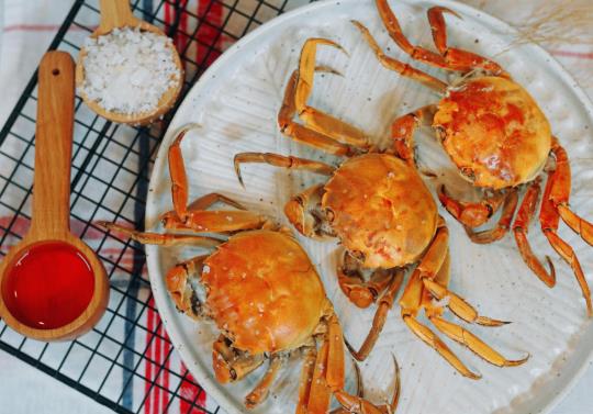 蒸螃蟹掉腿怎么辦?螃蟹買的時候活著回來就死了還能吃嗎?