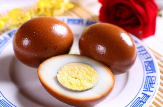 煮茶葉蛋是將生雞蛋放到鹵水里面煮嗎?茶葉蛋是先放蛋還是先放材料