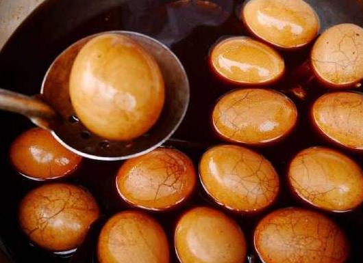 煮茶葉蛋是將生雞蛋放到鹵水里面煮嗎?茶葉蛋是先放蛋還是先放材料