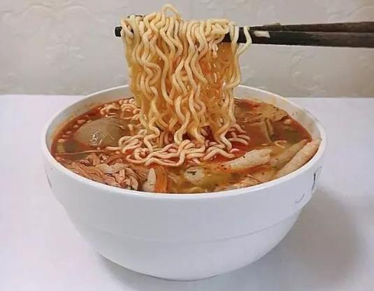 ?煮泡面是先放面還是先放調料包?桶面能放微波爐幾分鐘?