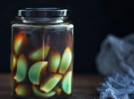 ?做臘八蒜的米醋是什么顏色的圖片?臘八蒜是用白米醋還是紅米醋