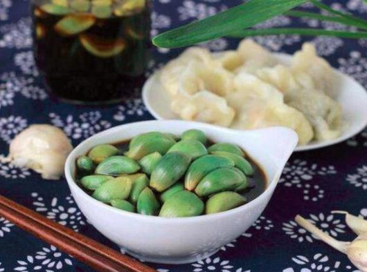 ?臘八蒜用煮過(guò)的醋好還是不煮的好?腌好的臘八蒜要一次性倒出嗎