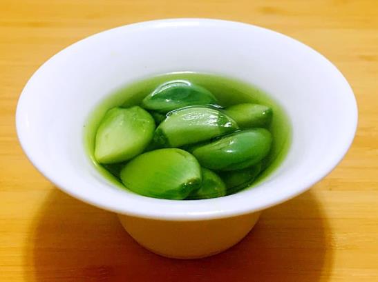 臘八蒜用煮過的醋好還是不煮的好?腌好的臘八蒜要一次性倒出嗎