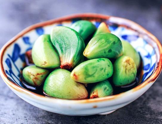 ?臘八蒜可以用塑料瓶腌嗎?臘八蒜里放了什么配料