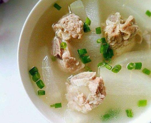 怎么防止燉排骨肉發(fā)硬?燉排骨前要不要炒一下