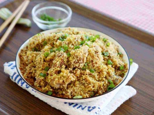 小米蒸排骨用土豆還是連藕好吃?小米蒸排骨要蒸多長時間