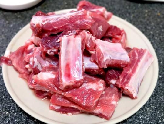排骨焯水時要放佐料嗎?排骨焯水前需要冷水浸泡嗎