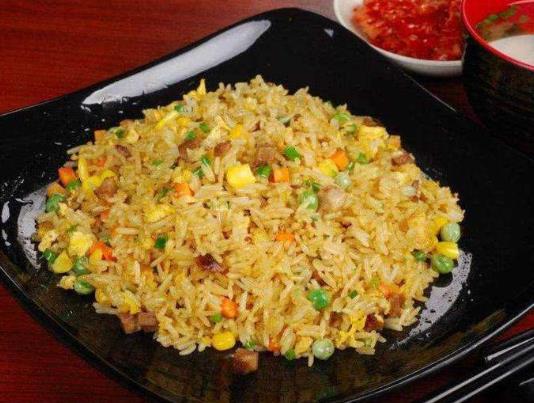 如何炒出粒粒分明的蛋炒飯?蛋炒飯?jiān)趺闯床徽车揭黄? border=