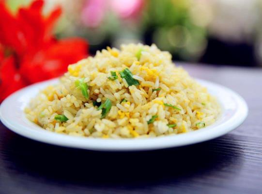 如何炒出粒粒分明的蛋炒飯?蛋炒飯?jiān)趺闯床徽车揭黄? border=