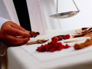 熬中藥的注意事項(xiàng):手別碰藥、別用鐵鍋、用對(duì)水