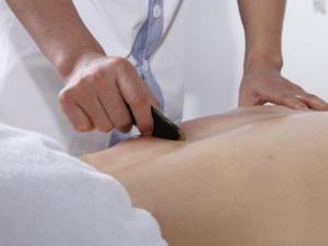 刮痧的好處，刮痧的方法，刮腹部減肚子刮兩肋疏肝解郁