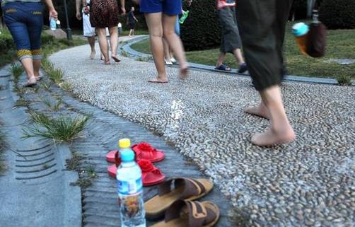 赤腳走路可以養生 赤腳走路的正確方法