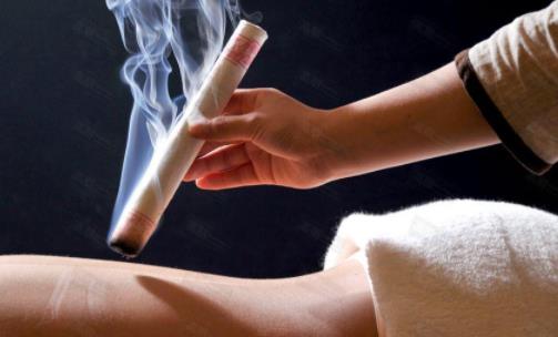 艾灸肚臍出水是蒸汽還是濕氣 艾灸肚臍出水泡能刺破嗎