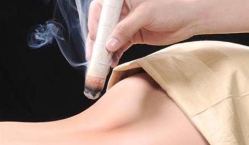 艾灸肚臍出水是蒸汽還是濕氣 艾灸肚臍出水泡能刺破嗎