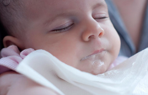 怎么給吐奶的寶寶做緊急處理?媽媽如何正確給寶寶喂奶?