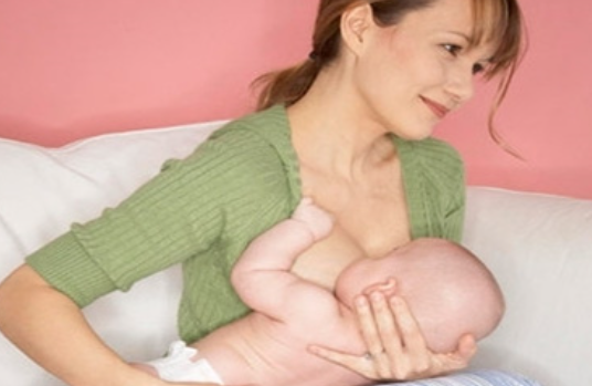 怎么給吐奶的寶寶做緊急處理?媽媽如何正確給寶寶喂奶?