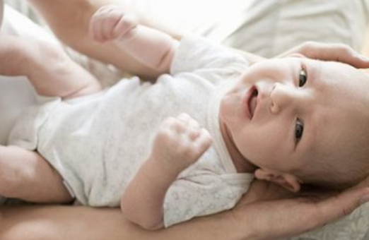 怎么給吐奶的寶寶做緊急處理?媽媽如何正確給寶寶喂奶?