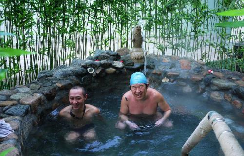 冬天泡溫泉好還是夏天泡溫泉好 泡溫泉什么季節(jié)最好最合適