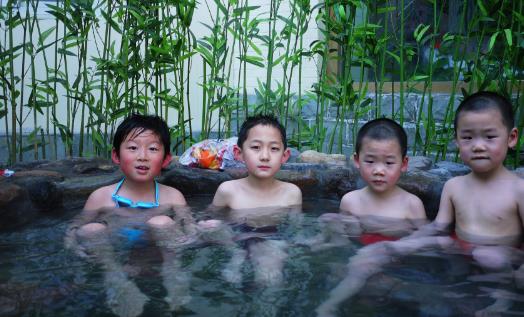 冬天泡溫泉好還是夏天泡溫泉好 泡溫泉什么季節(jié)最好最合適