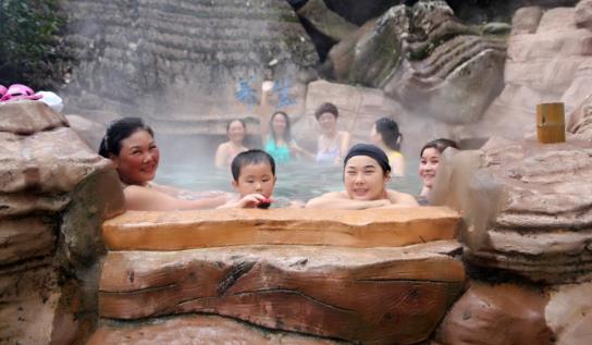 冬天泡溫泉好還是夏天泡溫泉好 泡溫泉什么季節(jié)最好最合適