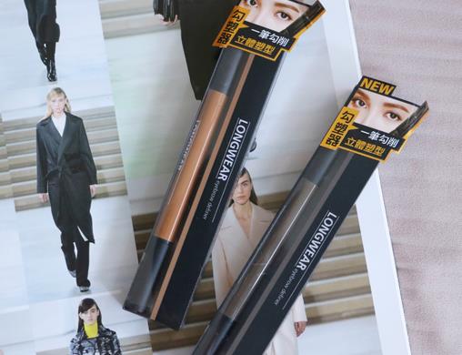 臺灣必買十大單品彩妝排名,Solone眼影、mkup素顏霜都很好