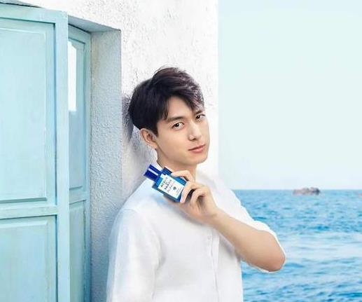 十大男士香水品牌排行榜,香奈兒蔚藍、愛馬仕大地男士香水很暢銷