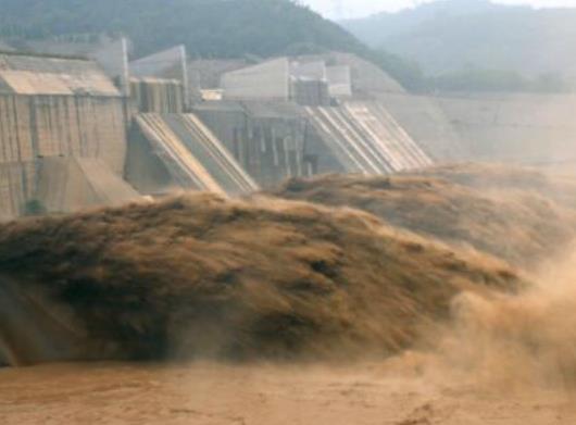 中國著名大型水庫,三峽水庫是人工湖泊、龍?zhí)端畮焓俏覈诙笏娬? border=