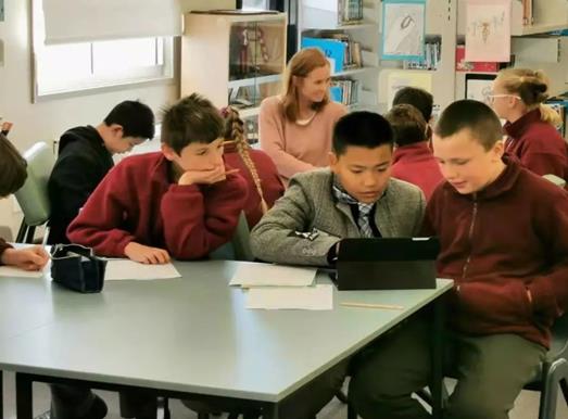 康定市十大教育培訓(xùn)機(jī)構(gòu)排名,晉級文化藝術(shù)培訓(xùn)學(xué)校采用三位一體教學(xué)法