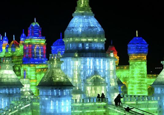 元旦去哈爾濱哪能看免費的冰雕?哈爾濱的冰雕是怎么雕刻出來的?