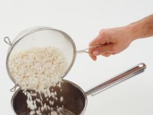 做大米飯怎樣淘米才正確？淘米煮飯最常見的誤區