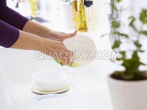 怎樣洗盤子省水？洗餐具節水生活小竅門