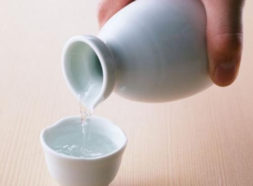 �����xُ��(y��u)�|(zh��)�İ׾ƣ��xُ�׾Ƶ�ע�����(xi��ng)