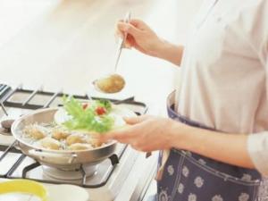 廚房里常見的幾個(gè)烹飪壞習(xí)慣-常見的廚房烹飪誤區(qū)