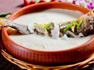 如何燉出奶白色的魚湯？怎樣燉魚湯味道更鮮
