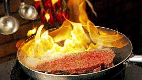 炒菜過火,炒菜炒出火苗,油冒煙了才炒菜增加致癌物不健康