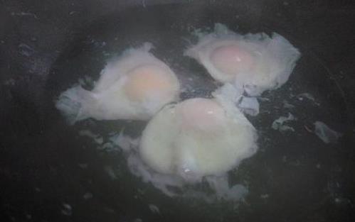 荷包蛋怎么煮不粘鍋 荷包蛋怎么煮不散花