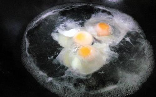 荷包蛋怎么煮不粘鍋 荷包蛋怎么煮不散花
