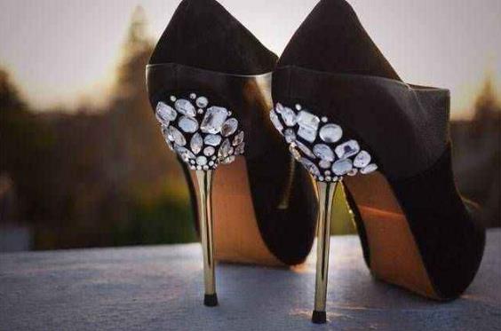 如何去除502膠水?巧洗衣服、鞋子上的502膠水漬