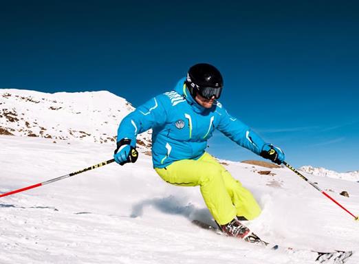 滑雪服要買大一號的嗎?滑雪服穿著去還是帶著去換