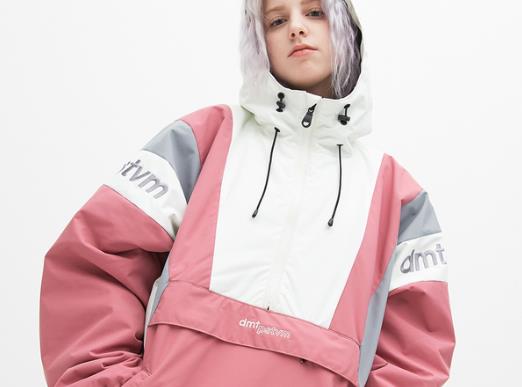 滑雪服要買大一號的嗎?滑雪服穿著去還是帶著去換