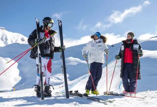 滑雪服要買大一號的嗎?滑雪服穿著去還是帶著去換