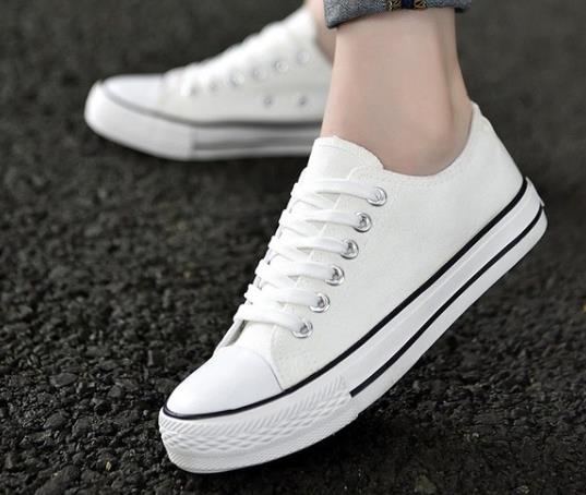 為什么帆布鞋穿久了會覺得變大了?白色帆布鞋上的泥巴印怎么洗干凈