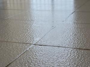 回南天衣物如何防潮?回南天墻上發霉怎么處理