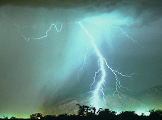 雷雨天如何防雷電?雷雨天氣謹(jǐn)記的防雷擊小竅門