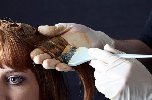 染發(fā)劑弄手上怎么洗 使用染發(fā)劑的技巧