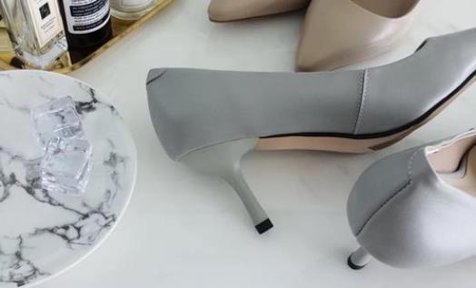 高跟鞋大了一點(diǎn)點(diǎn)容易掉怎么辦 高跟鞋買(mǎi)大了一碼怎么補(bǔ)救