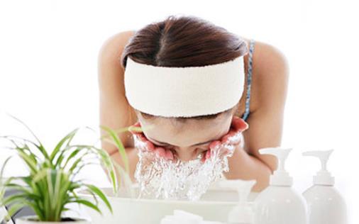 晨跑之前洗臉可以擦護膚品嗎 下午不洗臉能直接擦防曬嗎