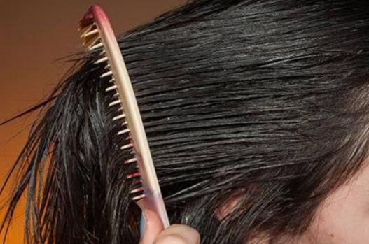 噴了發膠可以第二天再洗頭嗎 干洗頭發怎么洗